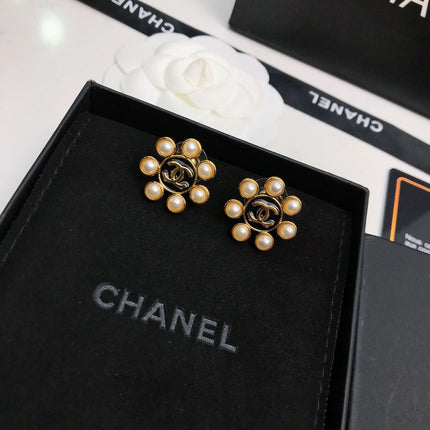 CHANEL 26S DOUBLE C LOGO PEARL HALO STUD EARRINGS IN BLACK ENAMEL & GOLD METAL 633332