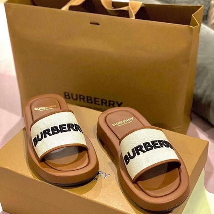 BURBERRY 26S SLIDE SANDALS IN CARAMEL BROWN CALFSKIN AND WHITE FABRIC
