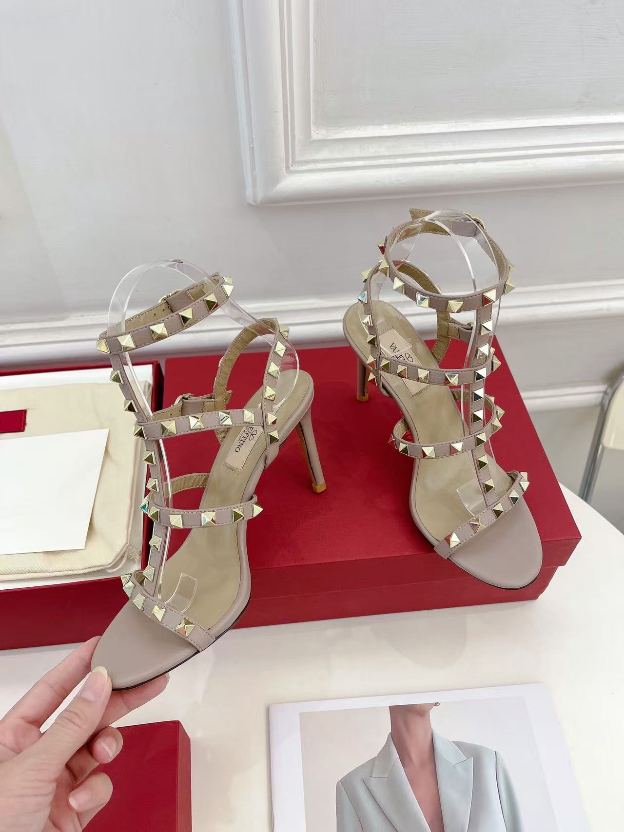 26S ROCKSTUD CAGED SANDALS IN POWDER PINK CALFSKIN LEATHER