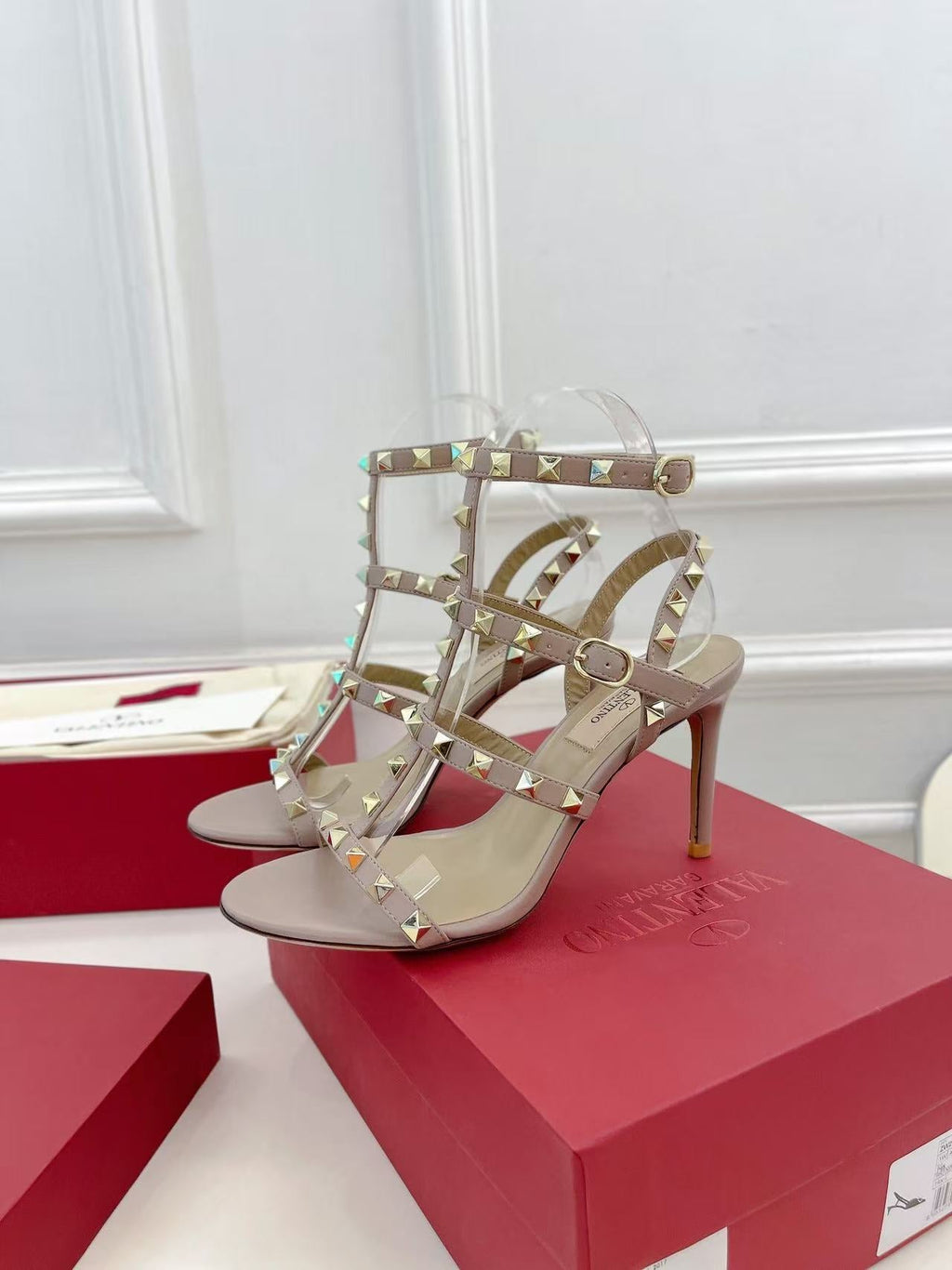 26S ROCKSTUD CAGED SANDALS IN POWDER PINK CALFSKIN LEATHER