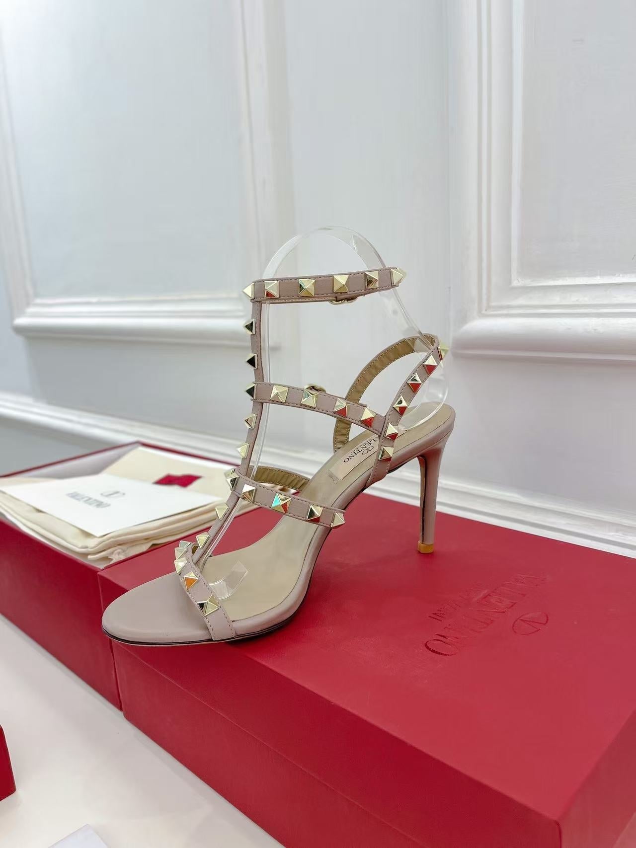 26S ROCKSTUD CAGED SANDALS IN POWDER PINK CALFSKIN LEATHER