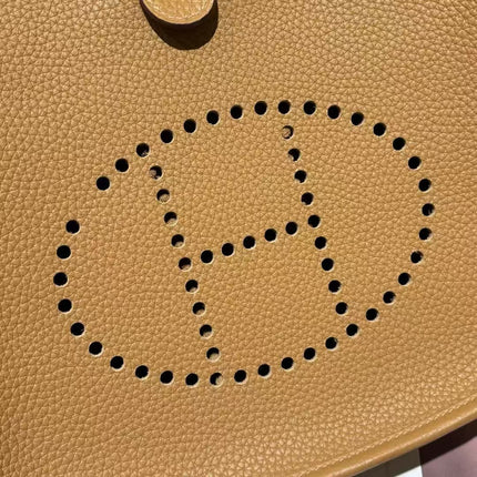HM 26S EVELYNE 23 CM IN BROWN COWHIDE WITH GOLD HARDWARE