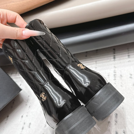 CHANEL 26S ANKLE BOOTS 40MM IN BLACK CALFSKIN PATENT AND QUILTED