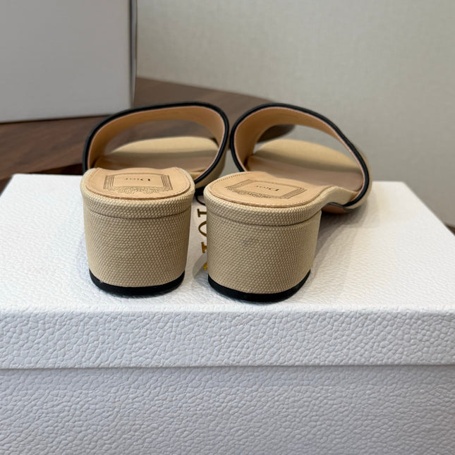 DIOR 26S D-BADGE SLIDE SANDALS IN BEIGE CANVAS AND BLACK CALFSKIN