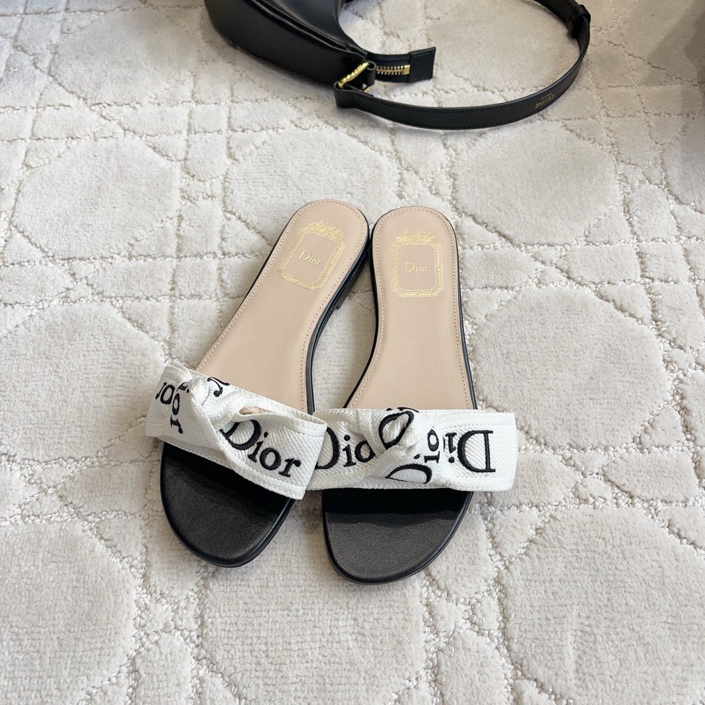 26S DWAY SLIDE IN BLACK AND WHITE COTTON EMBOSSED LOGO