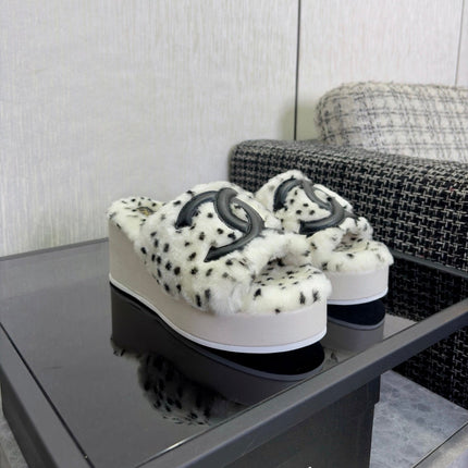 CHANEL 26S PLATFORM SLIDE SANDALS IN WHITE SHEARLING AND BLACK CC LOGO SQUARE TOE