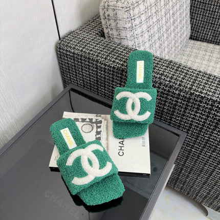 CHANEL 26S SLIDE SANDALS IN GREEN AND WHITE SHEARLING SQUARE TOE