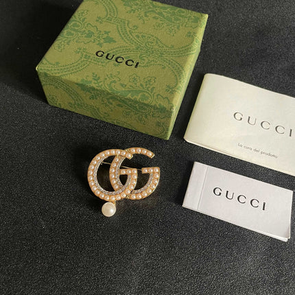 GUCCI 26S DOUBLE G LOGO PEARL CRYSTAL DROP STATEMENT BROOCH IN GOLD TONE METAL 629996