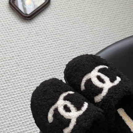 CHANEL 26S SLIDE SANDALS IN BLACK SHEARLING UPPER AND LINING WITH WHITE CC LOGO