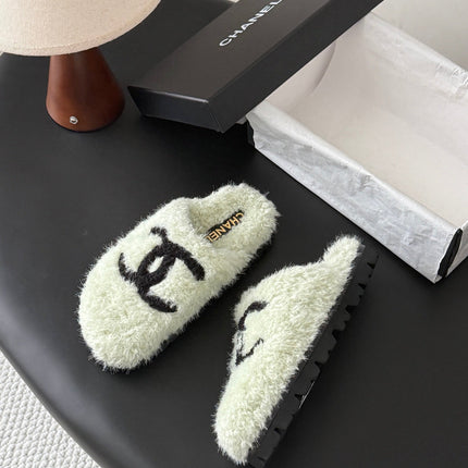 CHANEL 26S SLIDE SANDALS IN IVORY SHEARLING UPPER AND LINING WITH BLACK CC LOGO