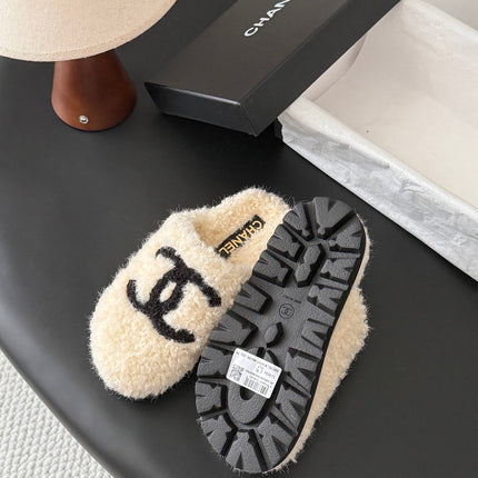 CHANEL 26S SLIDE SANDALS IN WHITE SHEARLING UPPER AND LINING WITH BLACK CC LOGO