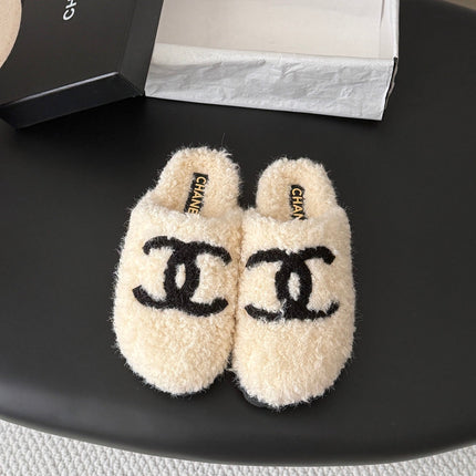 CHANEL 26S SLIDE SANDALS IN WHITE SHEARLING UPPER AND LINING WITH BLACK CC LOGO