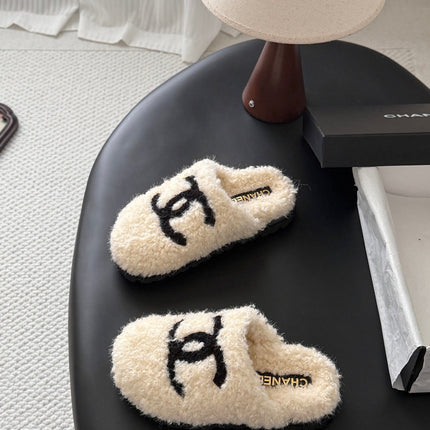 CHANEL 26S SLIDE SANDALS IN WHITE SHEARLING UPPER AND LINING WITH BLACK CC LOGO