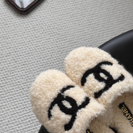 CHANEL 26S SLIDE SANDALS IN WHITE SHEARLING UPPER AND LINING WITH BLACK CC LOGO